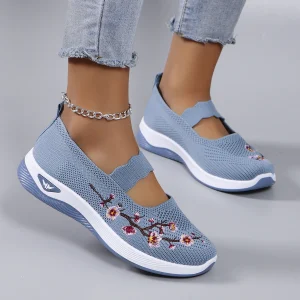 Women's summer breathable mesh flat shoes.